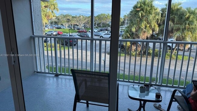 140 Lakeview Dr, Unit 208 in Weston, FL - Foto de edificio - Building Photo