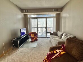 2600 University Ave SE, Unit 301 in Minneapolis, MN - Building Photo - Building Photo