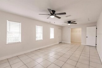 1665 Florence Ave in Englewood, FL - Foto de edificio - Building Photo