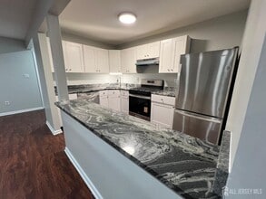 507 Woodhaven Dr in Edison, NJ - Building Photo - Building Photo