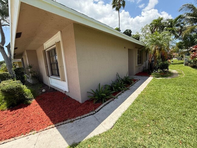 5428 Gene Cir in West Palm Beach, FL - Building Photo - Building Photo