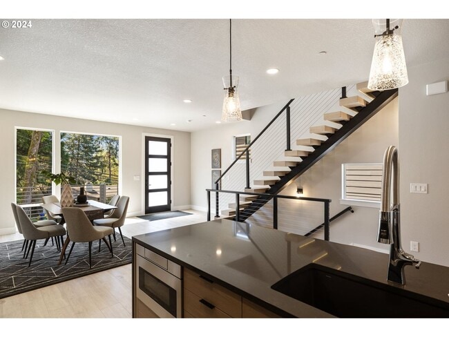 627 SW Lobelia St in Portland, OR - Building Photo - Building Photo