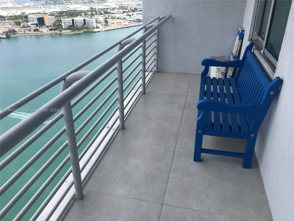 335 S Biscayne Blvd, Unit 3910 in Miami, FL - Building Photo