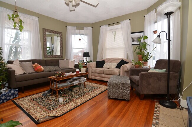 33 Thatcher St, Unit 2