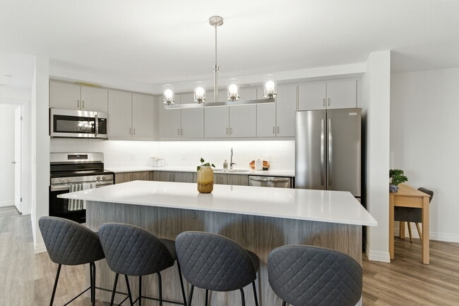 Alma College Square in St Thomas, ON - Building Photo - Building Photo