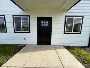 413 S Trade St in Amity, OR - Foto de edificio - Building Photo