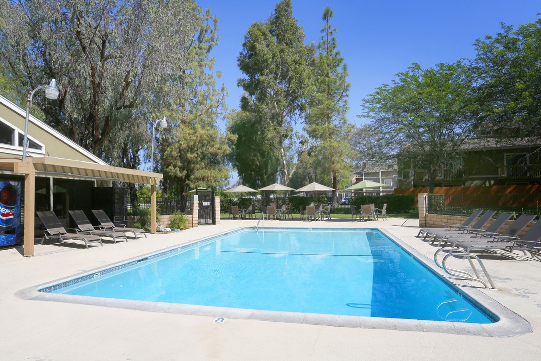 Canyon Crest Village Apartments in Riverside, CA - Foto de edificio