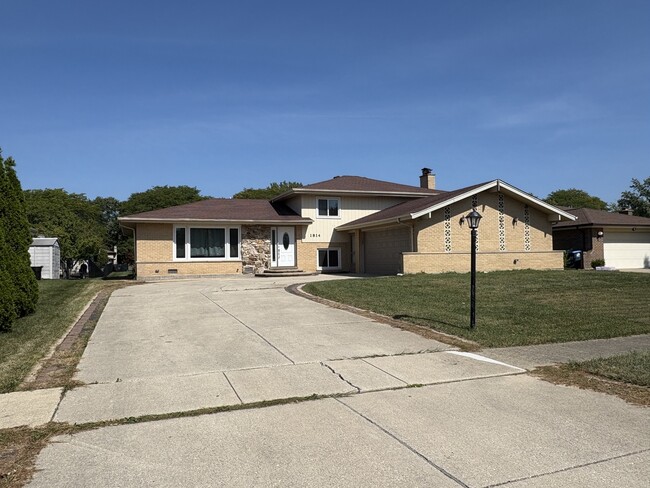 1814 Holly Ave in Darien, IL - Building Photo - Building Photo