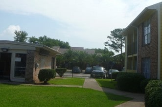 La Terraza Apartments in Houston, TX - Building Photo - Building Photo