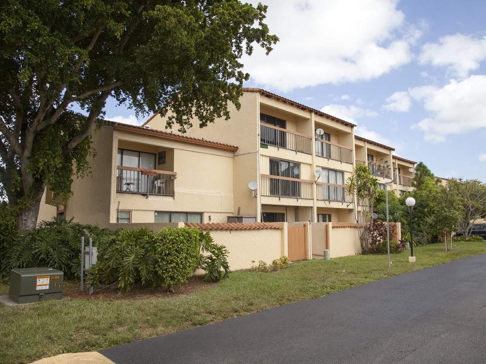 Del Rio Village Townhomes in Sunrise, FL - Building Photo