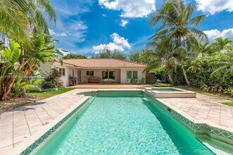 14610 Tarpon Dr in Coral Gables, FL - Foto de edificio - Building Photo