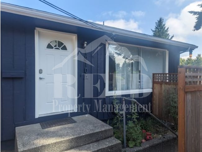 1910 NE Sylvan Way in Bremerton, WA - Building Photo - Building Photo