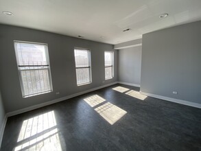 2026 W Coulter St in Chicago, IL - Building Photo - Interior Photo