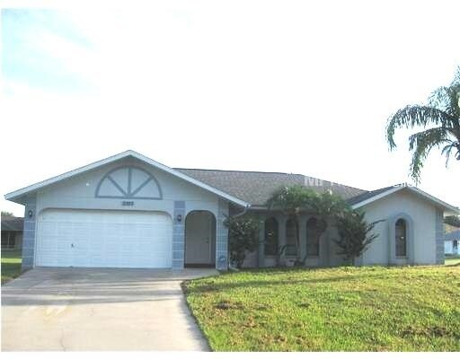21522 Beaverton Ave in Port Charlotte, FL - Foto de edificio