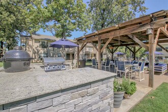 Forest Place in Little Rock, AR - Foto de edificio - Building Photo