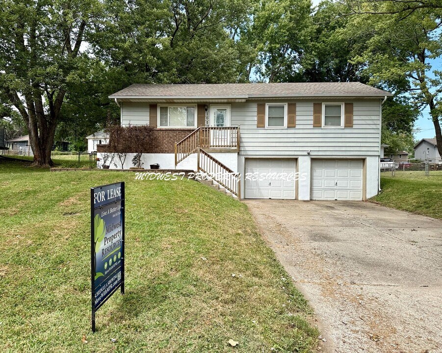 105 SW Westminister Rd in Blue Springs, MO - Building Photo