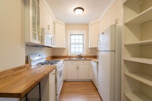 51 Kingston Ave in Newport, RI - Building Photo