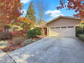 335 Claremont Way in Menlo Park, CA - Foto de edificio - Building Photo