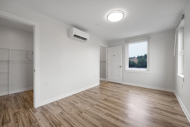 HR Crawford Apartments in Washington, DC - Foto de edificio - Building Photo