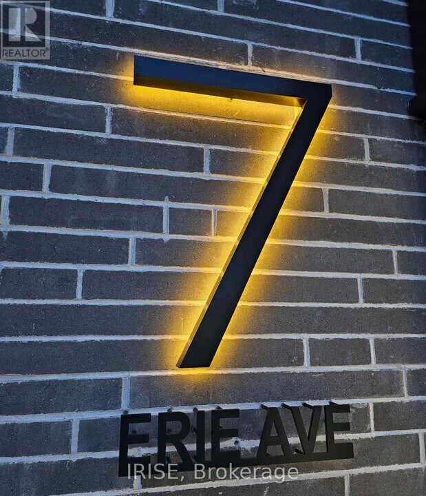 7 Erie Ave in Brantford, ON - Building Photo