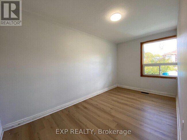 6 Deblyn Dr in Toronto, ON - Building Photo - Building Photo