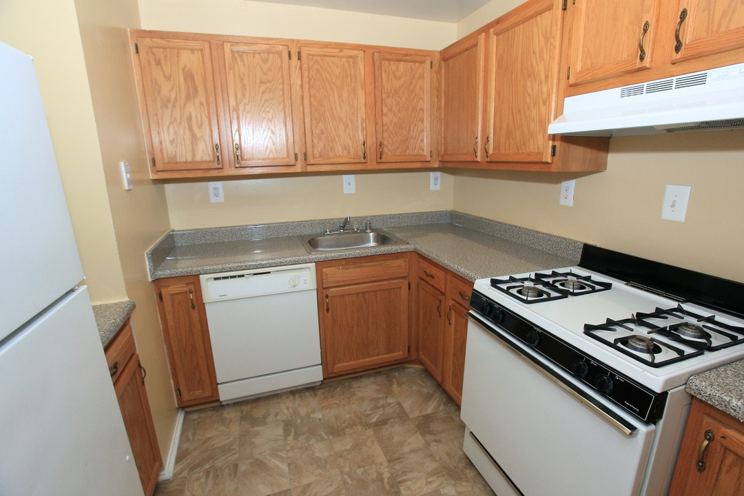 Linden Park Apartments in Triangle, VA - Building Photo