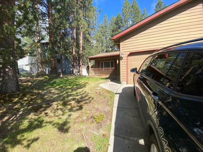 1145 NW Knoxville Blvd in Bend, OR - Building Photo - Building Photo