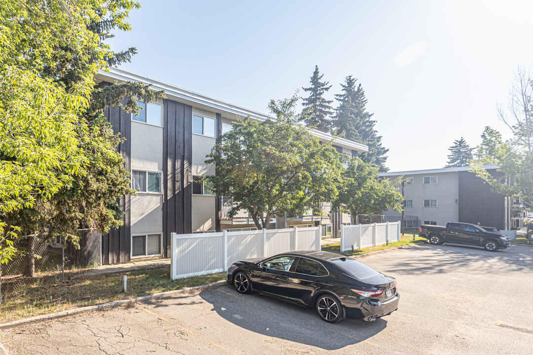 Charleswood Condominiums in Edmonton, AB - Building Photo