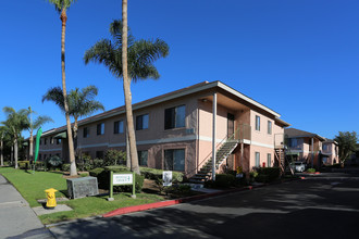 Palmira Village Apartments in San Diego, CA - Foto de edificio - Building Photo