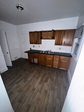 1872 Lampson Rd in Cleveland, OH - Foto de edificio - Building Photo