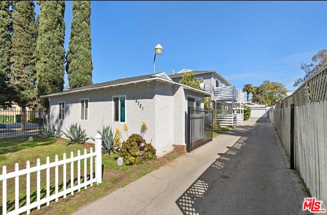 14721 Sylvan St in Los Angeles, CA - Building Photo - Building Photo