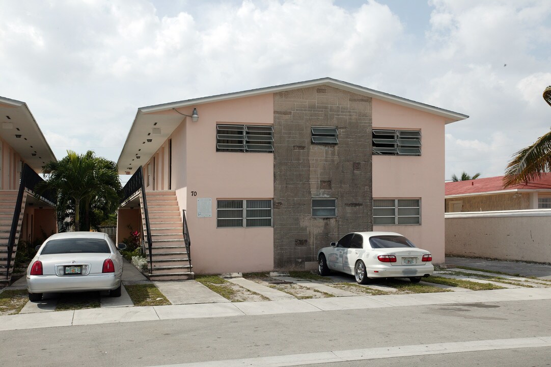 70 W 25th St in Hialeah, FL - Foto de edificio