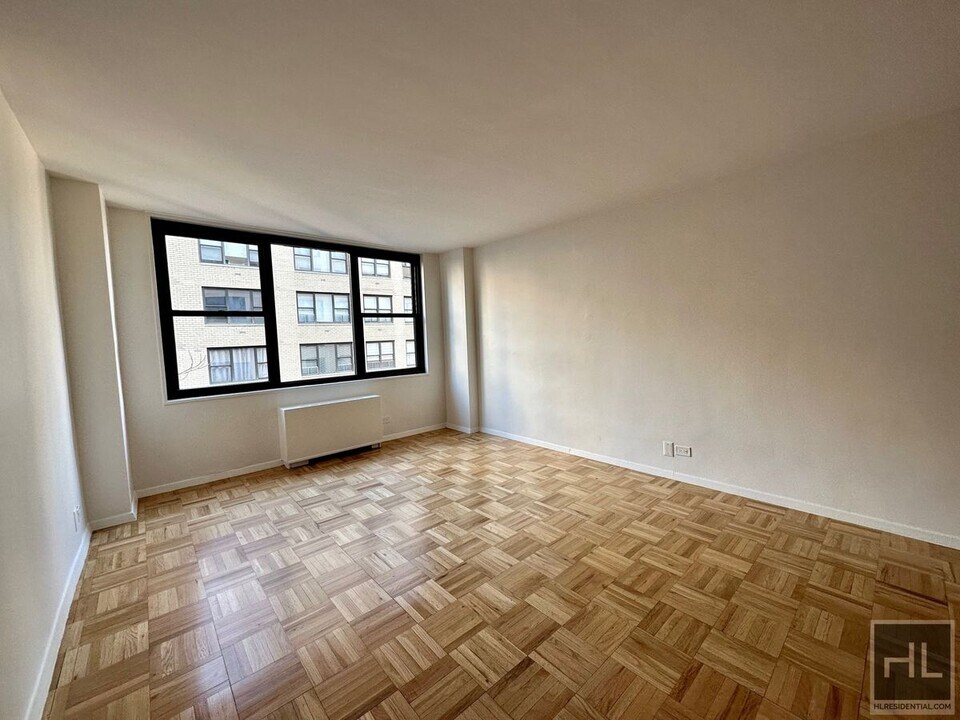 EAST 49 STREET in New York, NY - Building Photo