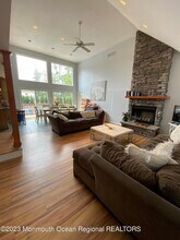 7 Carole Dr in Ocean Township, NJ - Foto de edificio - Building Photo