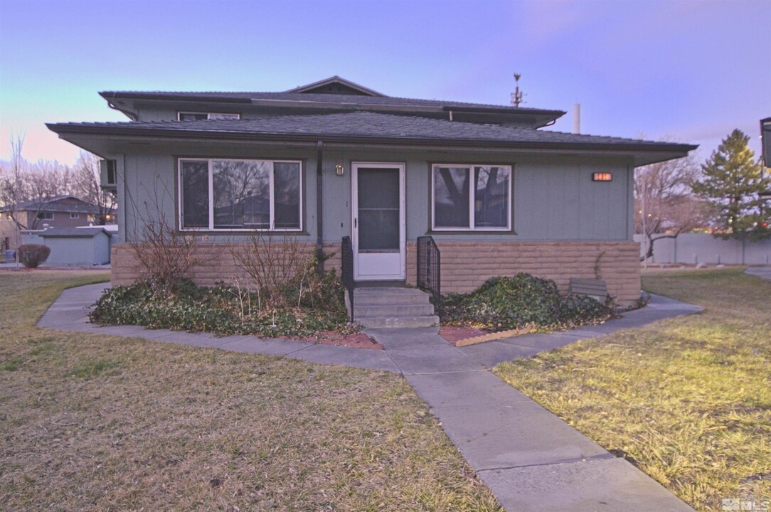 681 Oakwood Dr in Sparks, NV - Building Photo