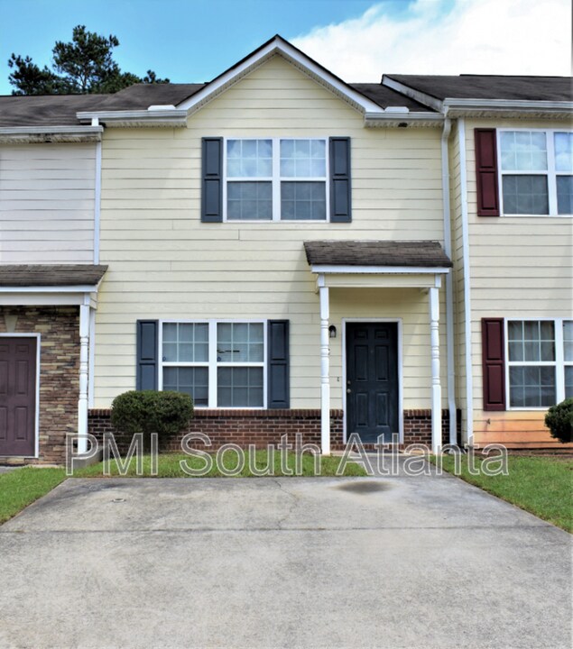 6864 Mountain Cir in Riverdale, GA - Building Photo
