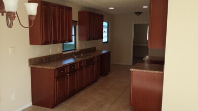 1517 SE Crown St in Port St. Lucie, FL - Building Photo - Building Photo