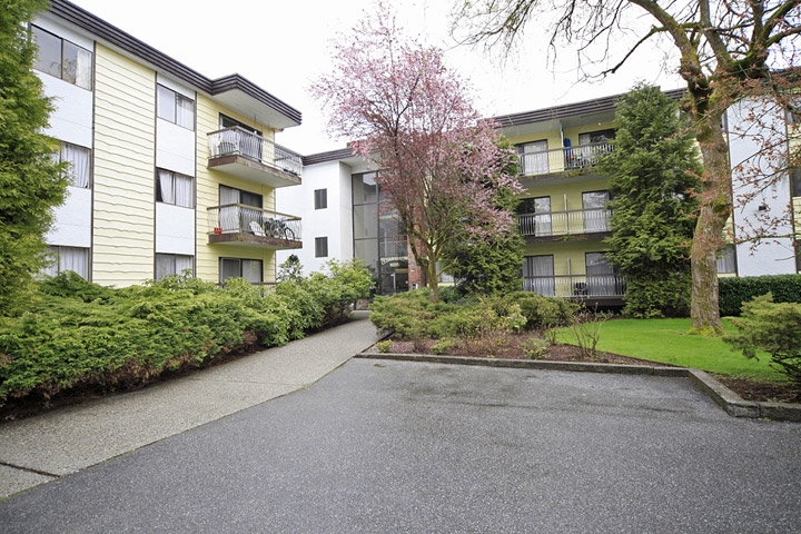 Cedar Court in Surrey, BC - Building Photo