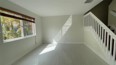 6205 SW Kendale Lakes Cir in Miami, FL - Building Photo - Building Photo