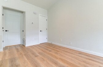 1215 Hollow Creek Dr in Austin, TX - Building Photo - Building Photo