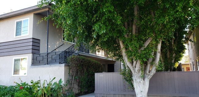 1330 W Valencia Dr, Unit B in Fullerton, CA - Foto de edificio - Building Photo