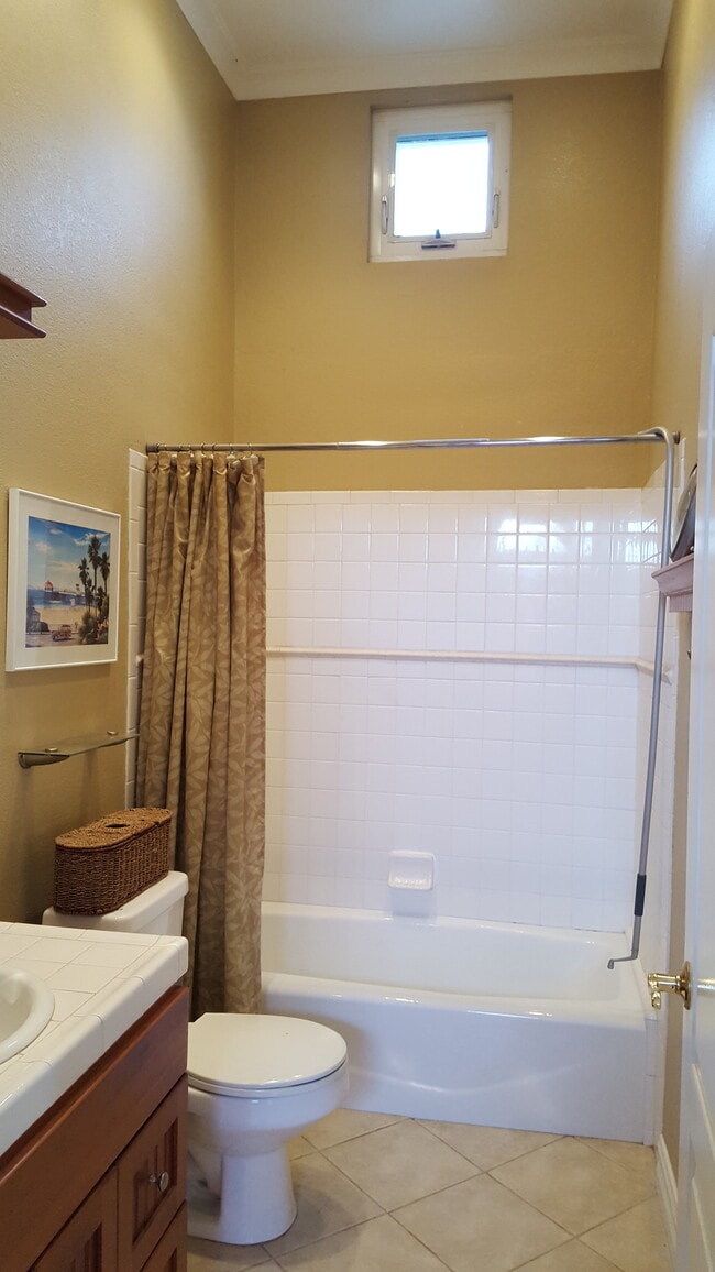 21171 Lochlea Ln, Unit #B in Huntington Beach, CA - Building Photo - Building Photo