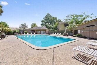 220 Doucet Rd in Lafayette, LA - Foto de edificio - Building Photo