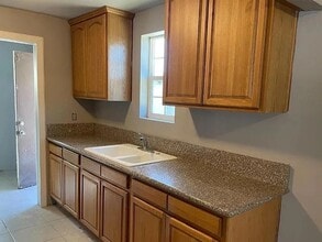 1103 Snyder Ln in Bakersfield, CA - Building Photo - Building Photo