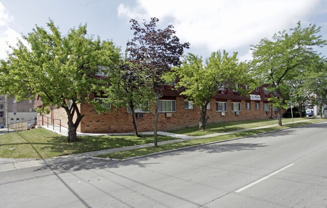 Lapham Court in Milwaukee, WI - Foto de edificio - Building Photo