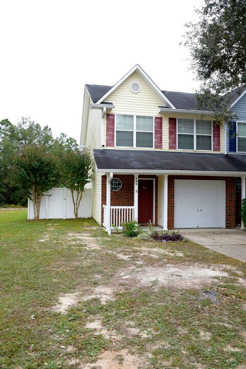 406 Crooked Pine Trail in Crestview, FL - Foto de edificio