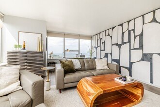 70 W Burton Pl in Chicago, IL - Building Photo - Building Photo