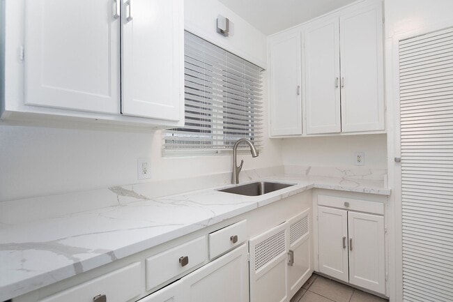 3040 Cañon St in San Diego, CA - Building Photo - Building Photo