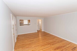 16 Vera St, Unit 2 in West Hartford, CT - Building Photo