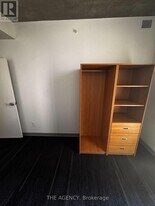 253 College St in Toronto, ON - Building Photo